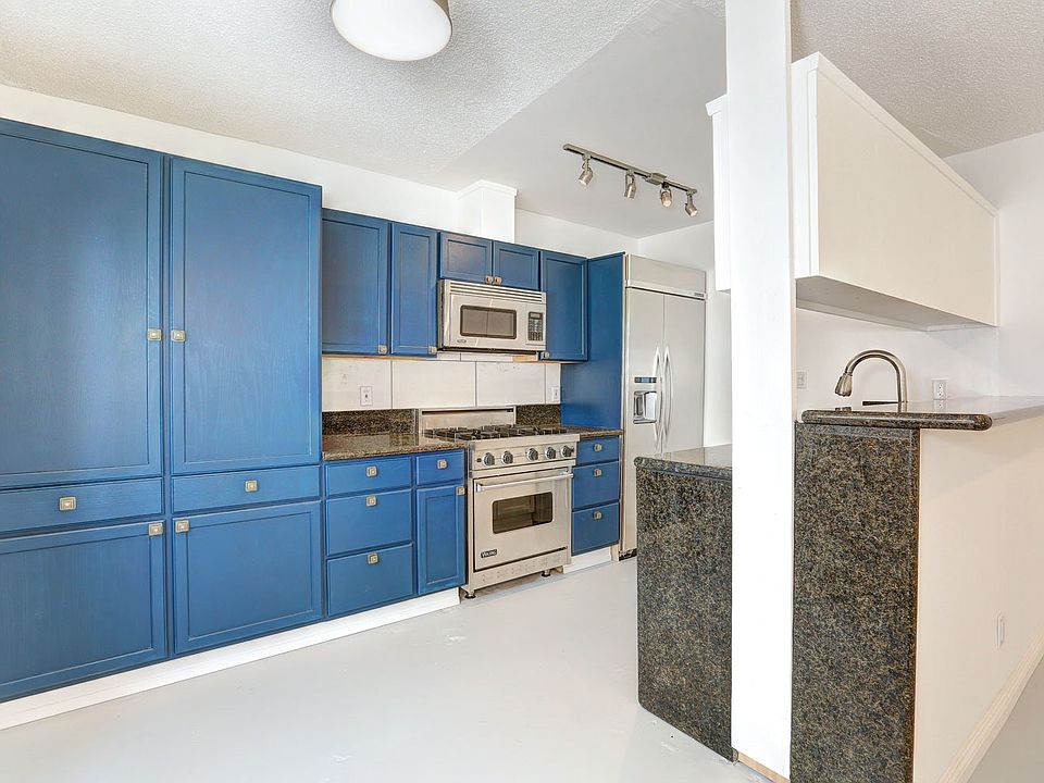 Designer Kitchen w/ Viking Appliances