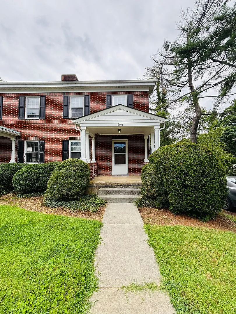 3 Bedroom 1.5 Duplex — Photo 1