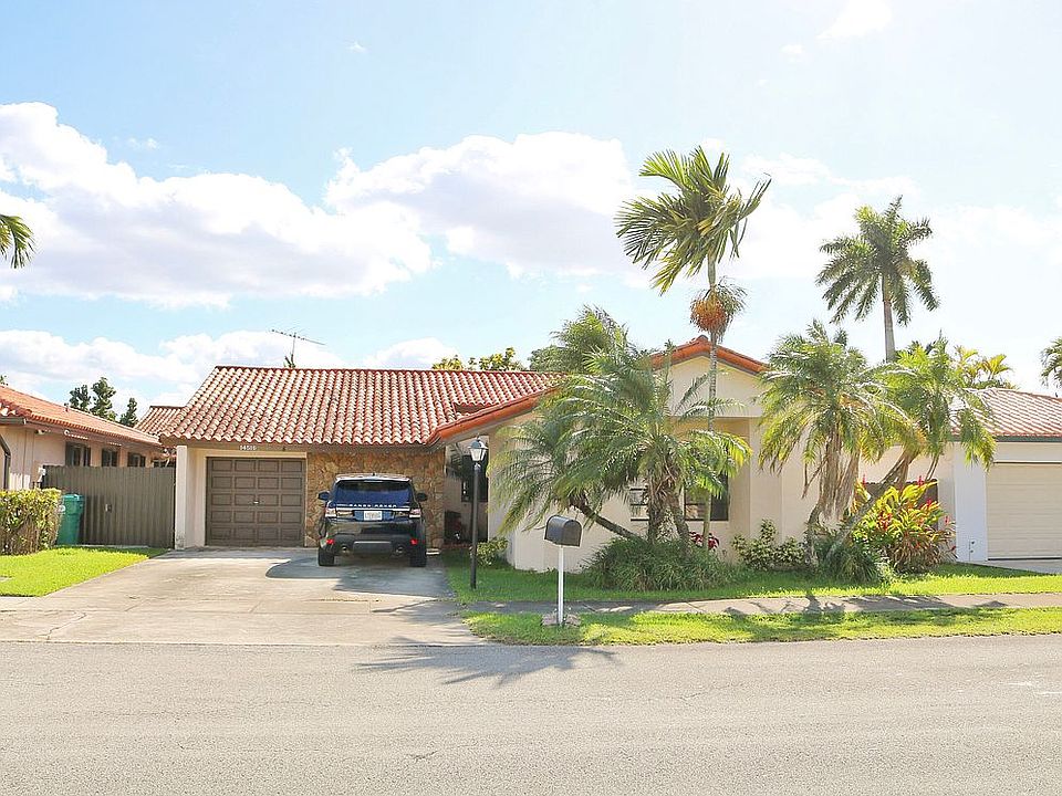 FRONT VIEW OF HOUSE