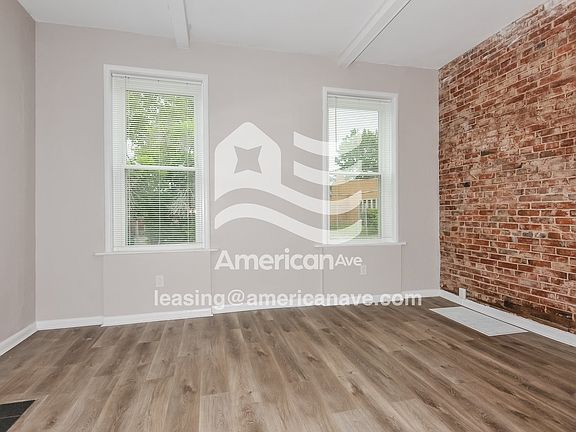 1348387_005_wm_-_living_room_13079669.jpg