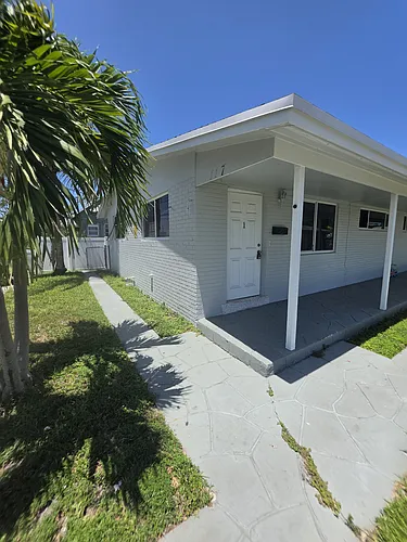 117 SE 2nd Ave #1 Photo 1