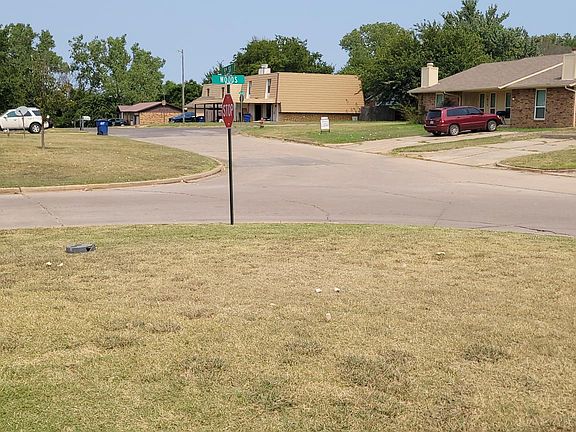 3rd image of 406 Woods Dr #406