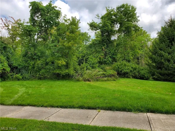 Canfield Dr, Chardon, OH 44024