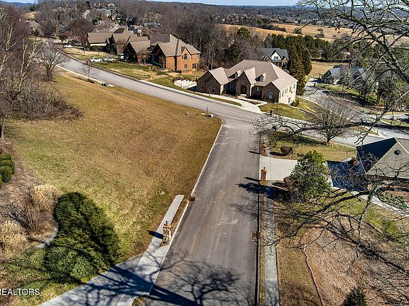 3rd image of 405 Oak Chase Blvd