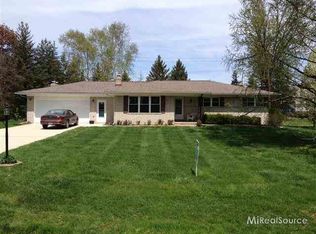 215 Belhaven Dr, Troy, MI 48085