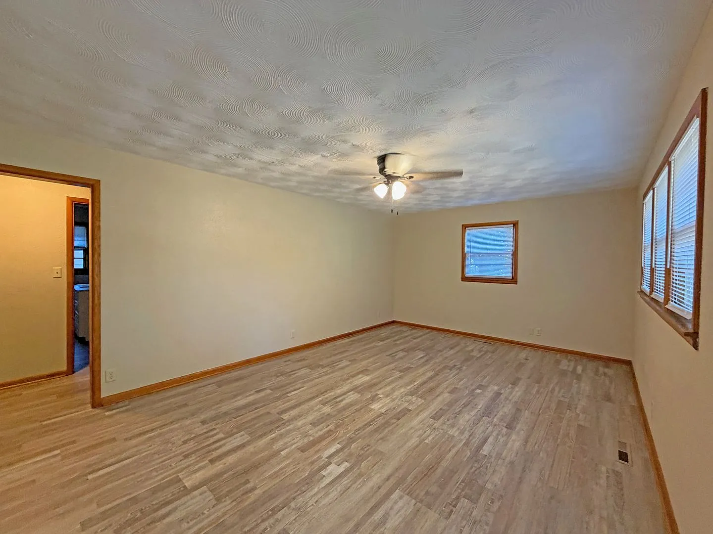 Cute & Clean Duplex Available Now! — Photo 3