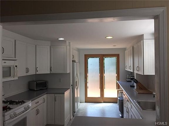 3rd image of 82 E Sunnyside Ln