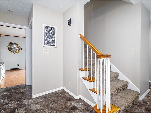 3rd image of 124 Hiddenwood Dr