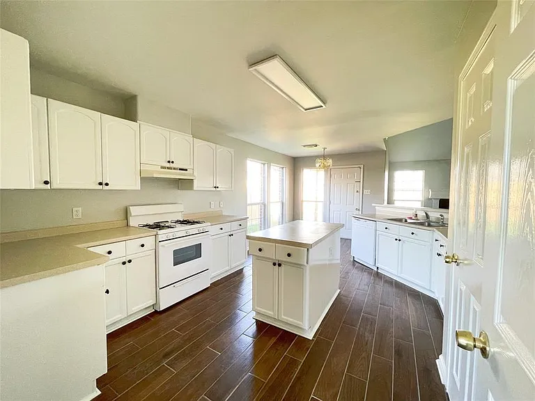 6638 Chantalle Dr — Photo 5