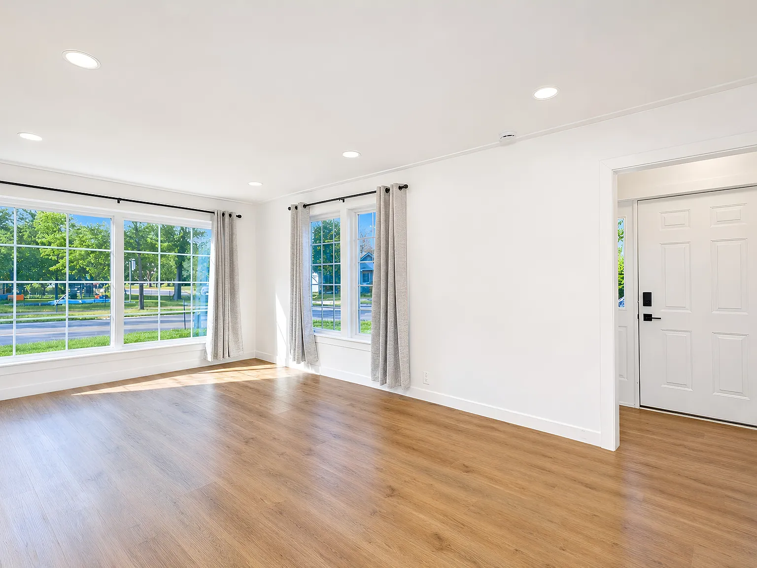 4 bed, 1976 sqft, $2,250 — Photo 2