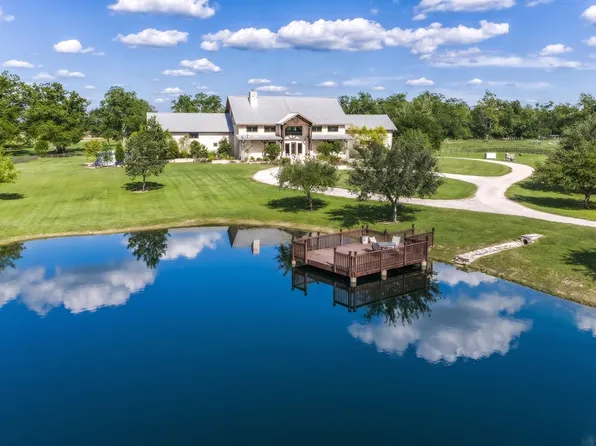 1000 River Trace Dr, Columbus, TX 78934