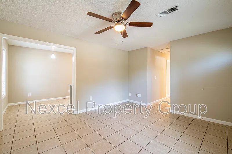 3 bed, 1.5 bath, 903 sqft, $899 — Photo 4
