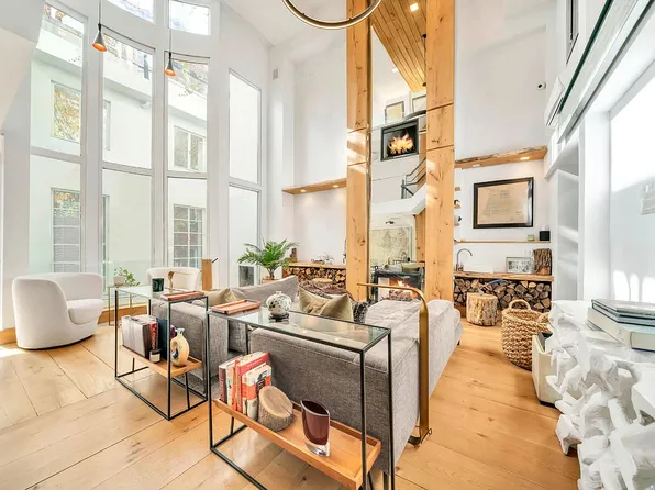 16 Minetta Ln, New York, NY 10012