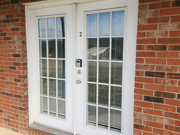 4th image of 934 W Race St #2