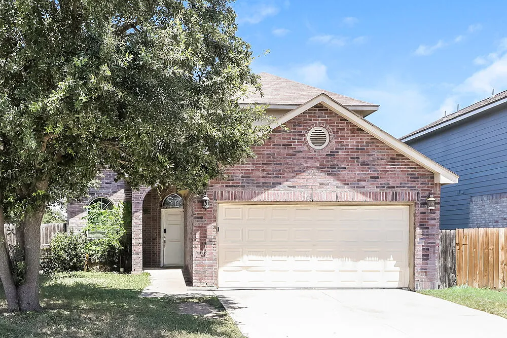 3 bed, 2.5 bath, 1816 sqft, $2,050 — Photo 1