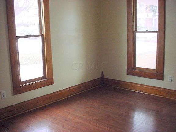 3rd image of 186 W Coshocton St