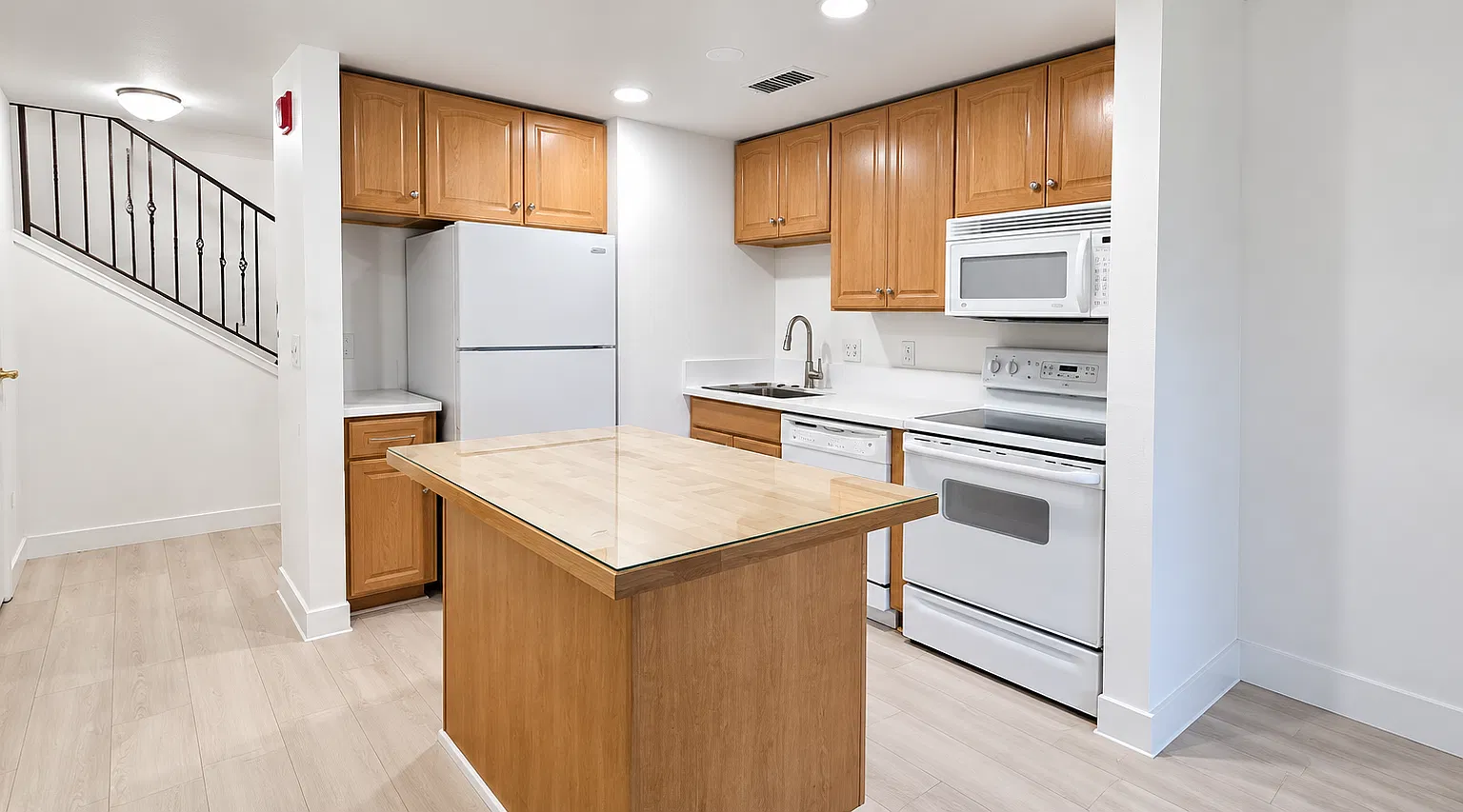 1 bed, 1.5 bath, 823 sqft, $2,195 — Photo 2