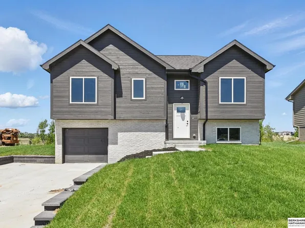 21522 Old Coach Rd, Elkhorn, NE 68022