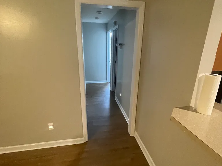Hallway to back 2 bedrooms