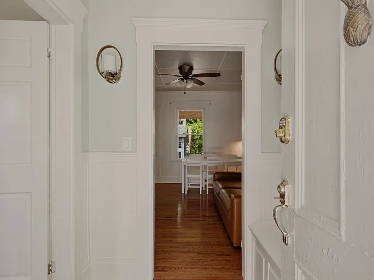 21 Clinton Ave — Photo 3