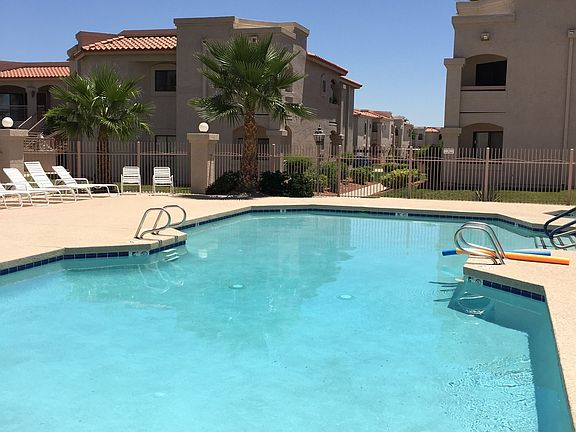 Pool area/clubhouse w/kitche