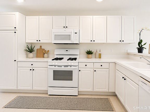 4th image of 1104 Bradford Drive #1104