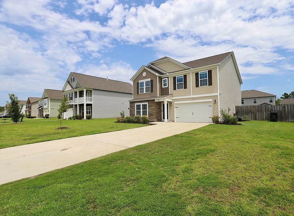 4 bed, 2.5 bath, 2596 sqft, $2,400 — Photo 4