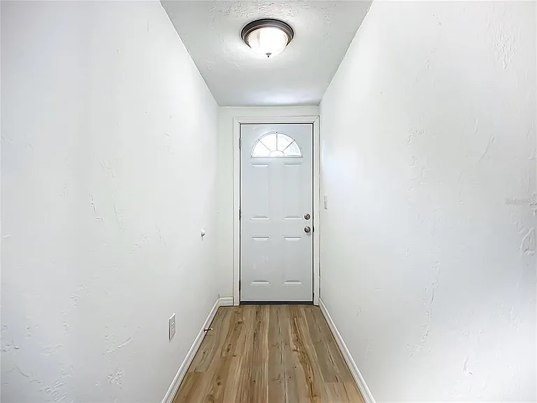 317 Jessica St S — Photo 2