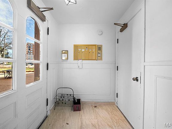 4th image of 923 S Hanley Rd APT E