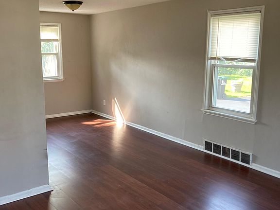 4th image of 152 Kenview Ave #2