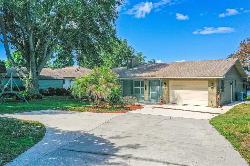 715 S Lakeside Ter, Eagle Lake, FL - View 2