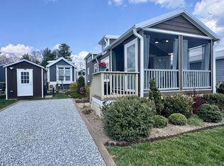 52 Skipping Stone Ln, Flat Rock, NC 28731