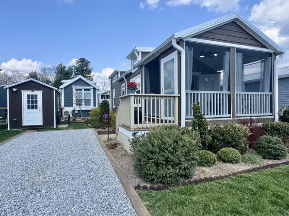 52 Skipping Stone Ln, Flat Rock, NC 28731