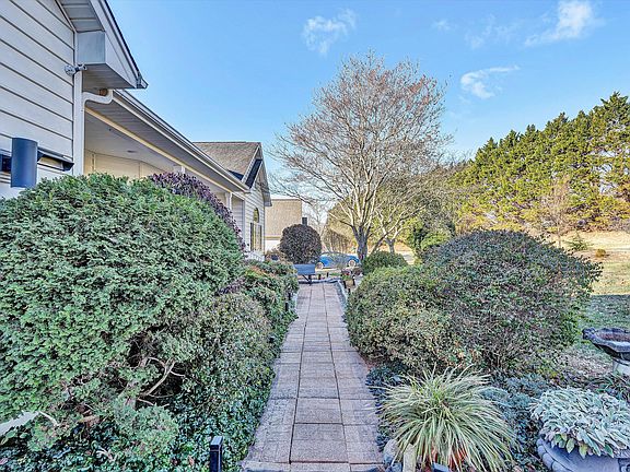 5th image of 395 Chestnut Creek Dr