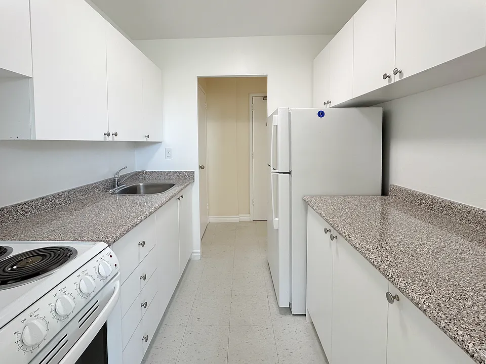 25 Paisley Blvd W