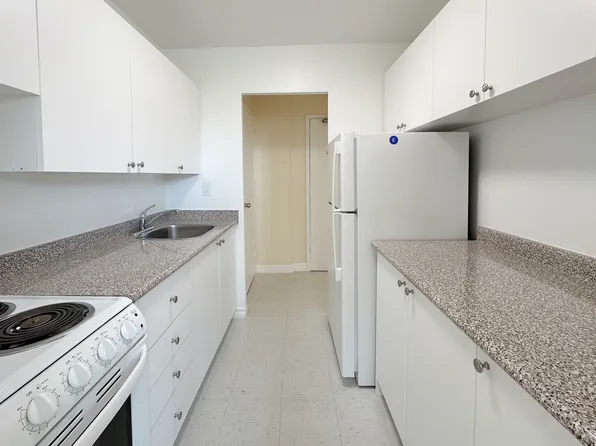 25 Paisley Blvd W, Mississauga, ON L5B 1E3
