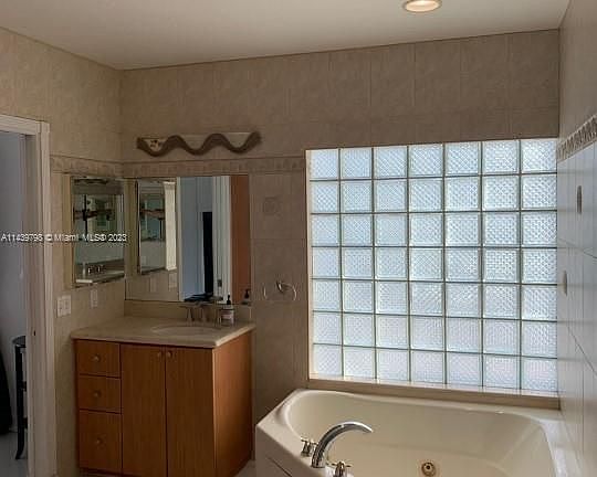 5th image of 619 Hibiscus Dr