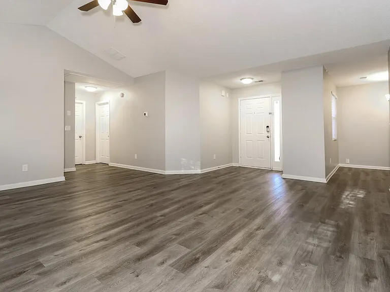 1015 Amelia Grove Ln — Photo 4