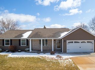 1818 Valley Ln, Little Chute, WI 54140
