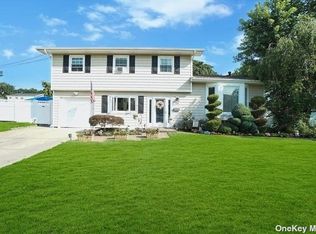 20 Thorman Ln, North Babylon, NY 11703