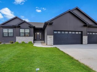 2826 Autumn Woods Dr, Cedar Falls, IA 50613