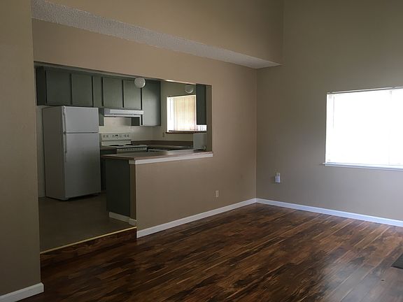 Kitchen and breakfast area