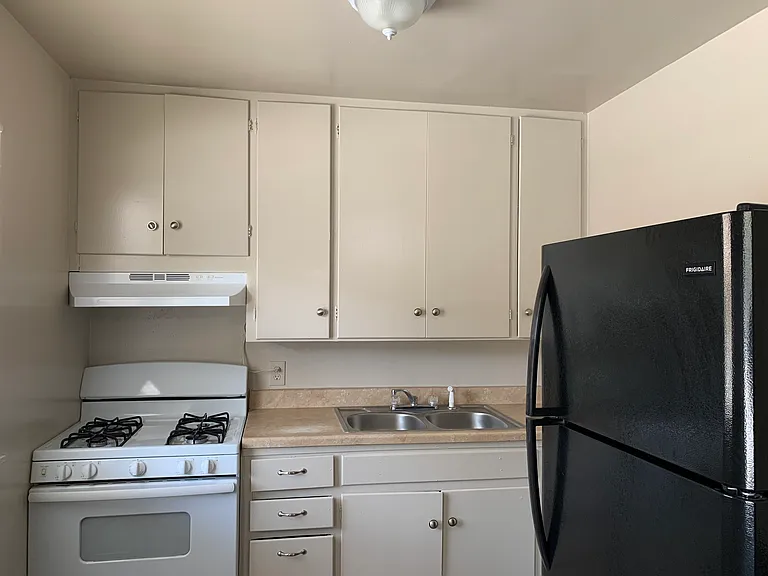 719 Britton Ave #8 — Photo 4
