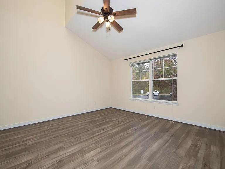 1506 Woodland Ct — Photo 6