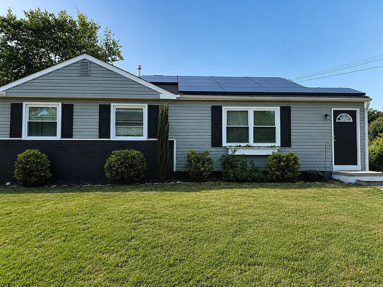 305 Linden Ln — Photo 1