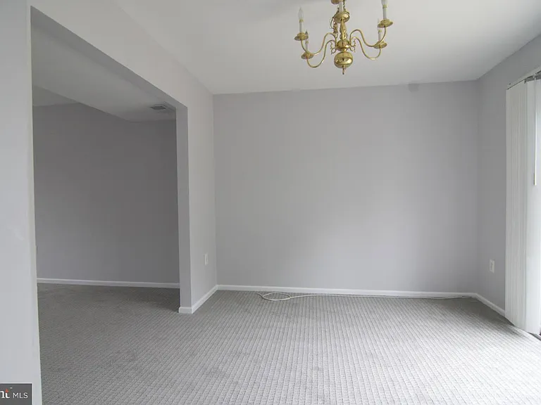 4 Chantilly Ct — Photo 5
