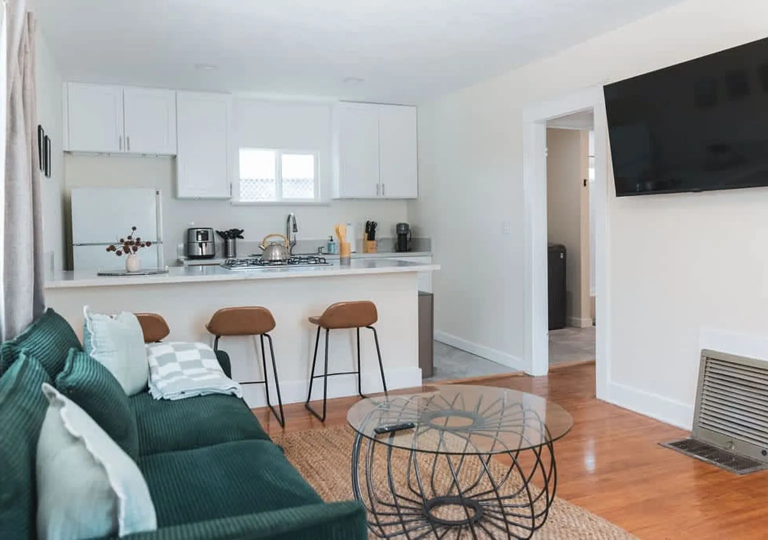 Stylish East Hollywood Apartment: Walk to Art & Theatre! — Photo 2