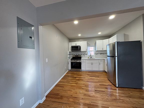 3rd image of 32 Arcadia Pl Floor 2