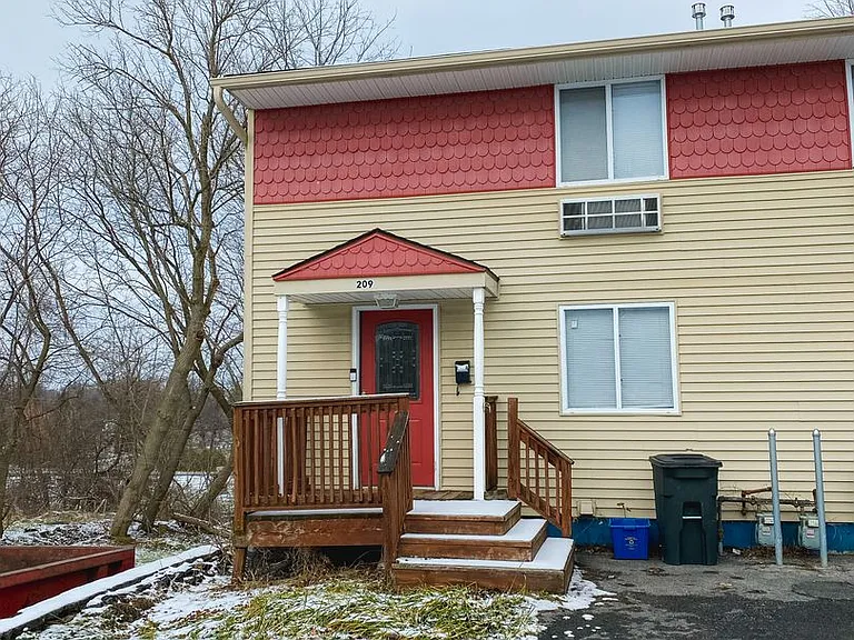 209 Robert Dr — Photo 1