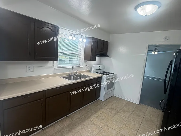 1353 Chase St — Photo 4